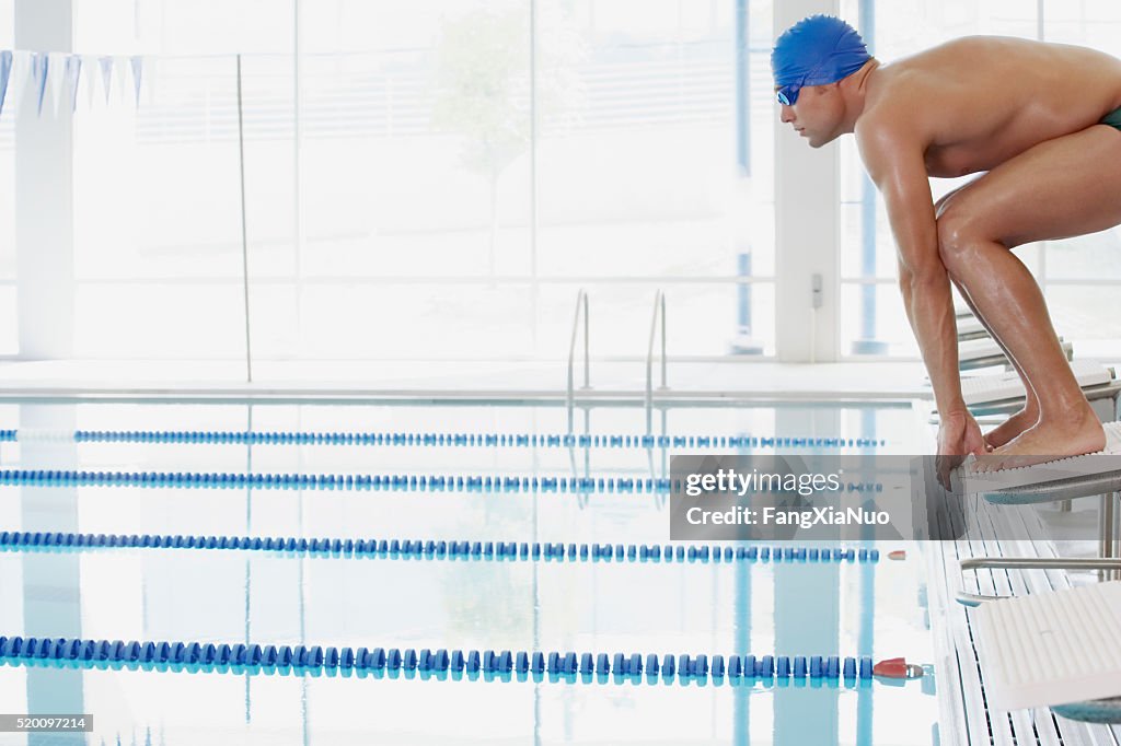 Schwimmer auf Startblöcken