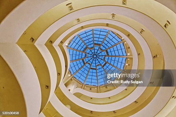 solomon r. guggenheim museum - museo guggenheim de nueva york fotografías e imágenes de stock