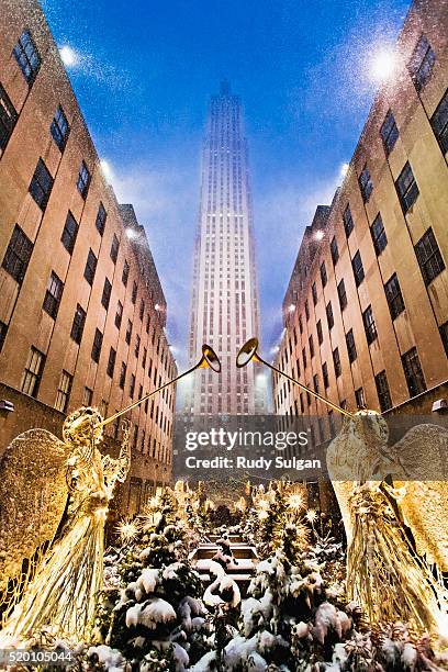christmas angels at rockefeller center, new york city - rockefeller centre stock pictures, royalty-free photos & images