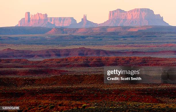 utah. usa. view at sunrise across valley of the gods to buttes & pinnacles of monument valley. colorado plateau. blm public land. - moab utah fotografías e imágenes de stock