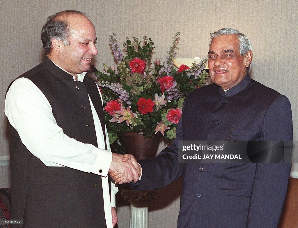 Pakistan Prime Minister Mohammad Nawaz Sharif (L)