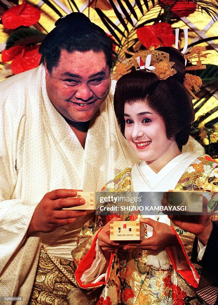 Hawaiian-born sumo grand champion Taro Akebono (L)