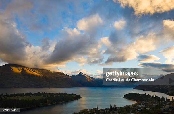 lake wanaka on new zealand's south island - lake wakatipu stock pictures, royalty-free photos & images