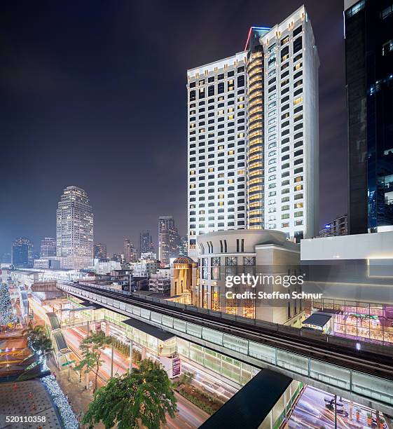 bangkok asok bts skytrain station skyline railroad track - bts bangkok stock pictures, royalty-free photos & images