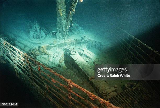 forepeek of titanic shipwreck - titanic photos et images de collection