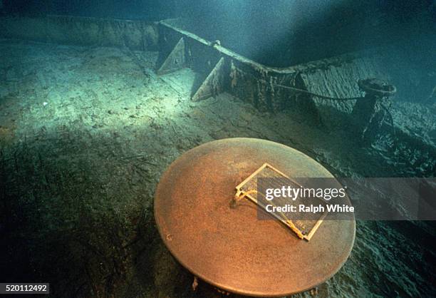 plaque on titanic's capstan - undersea exploration stock pictures, royalty-free photos & images