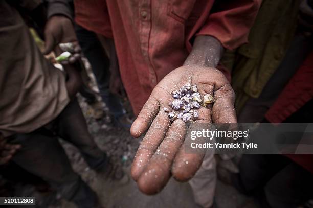 mining for tanzanite in tanzania - diamante foto e immagini stock