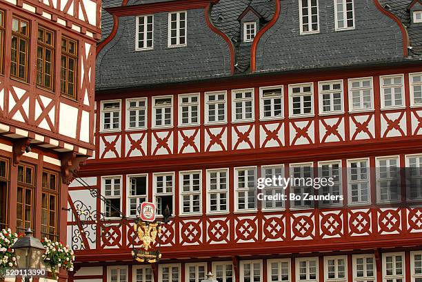 houses on romerberg square - ostzeile stock-fotos und bilder