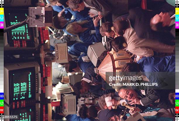 Photo taken 04 November 1992 shows traders on the floor of the New York Stock Exchange.