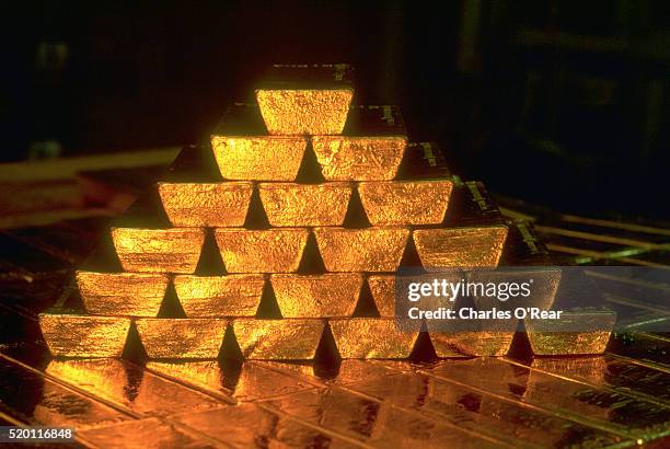 gold bars - ingot stock-fotos und bilder