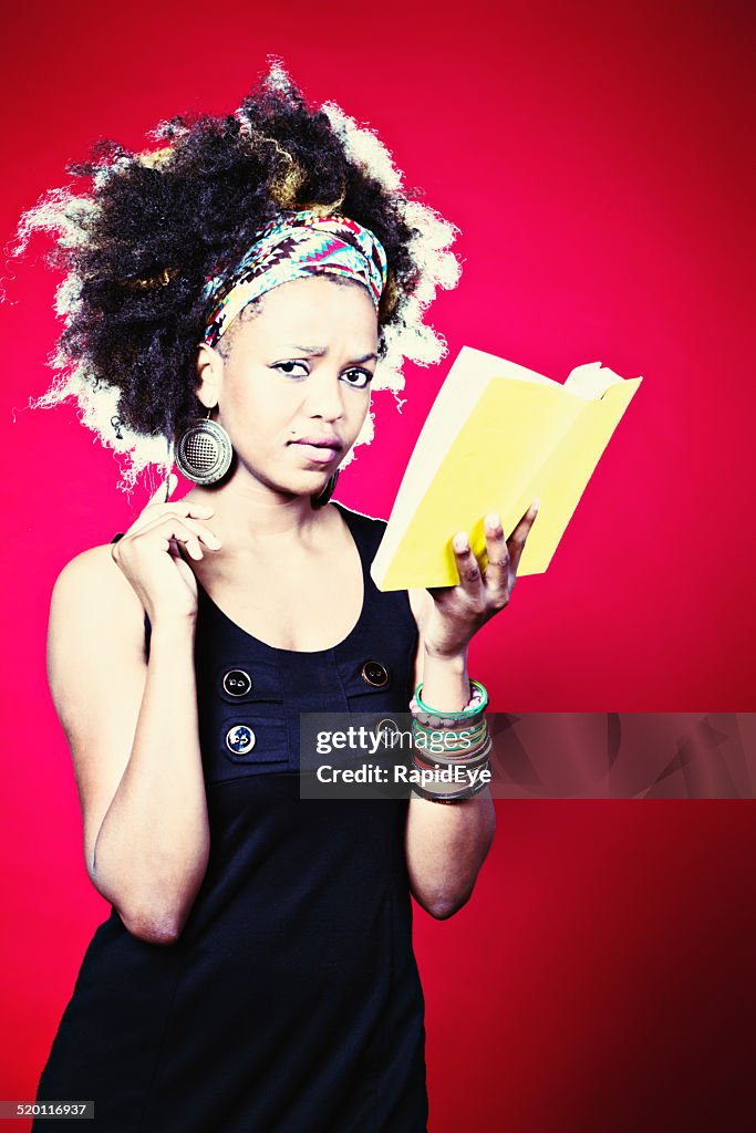 Abbastanza Afro a pelo corto donna preoccupata per il contenuto del libro