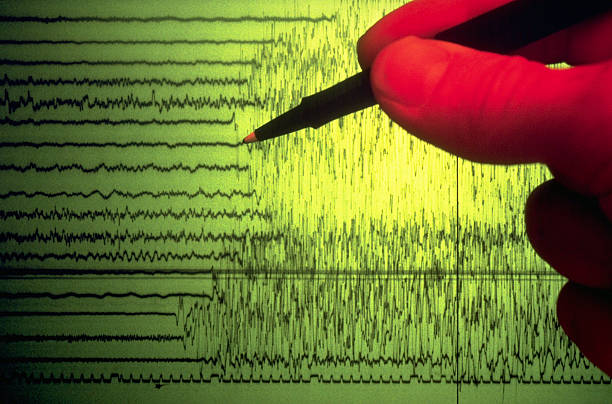 seismograph showing earthquake activity - terremoto foto e immagini stock