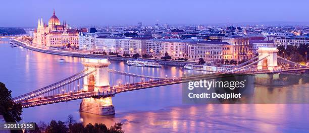 chain bridge and parliament building budapest at dusk - chain bridge suspension bridge stock pictures, royalty-free photos & images