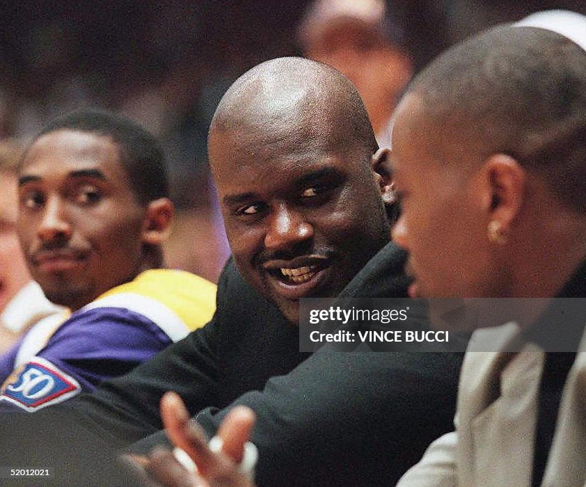 Shaquille O'Neal of the Los Angeles Lakers (C) sit