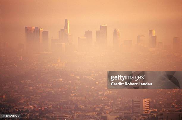 smog over los angeles - luftverschmutzung stock-fotos und bilder