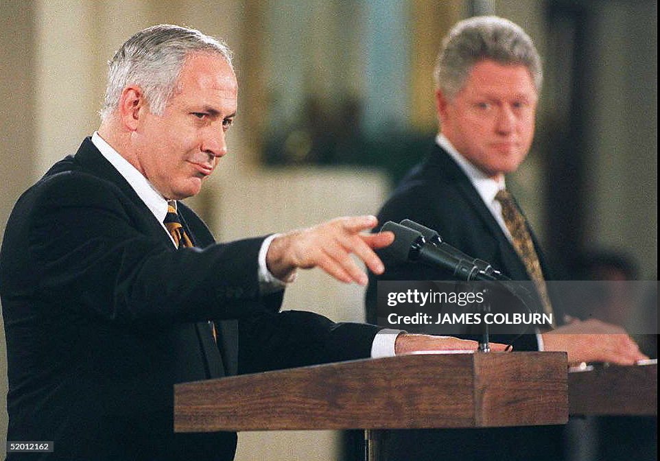 Israeli Prime Minister Benjamin Netanyahu (L) poin