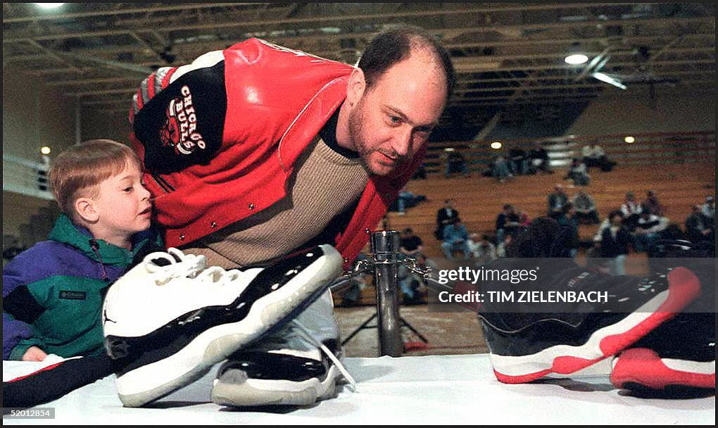 Terry Keigher (L) and Steve Ryan look at autograph