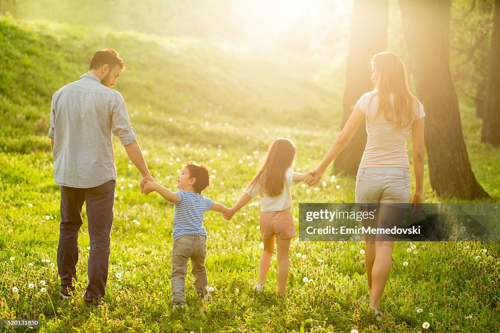 Glückliche Familie zu Fuß im park auf den Tag