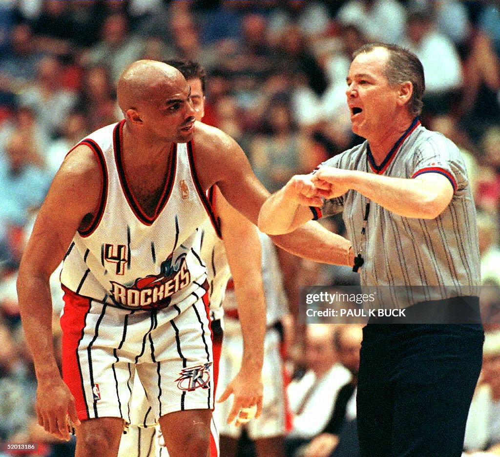 Houston Rockets player Charles Barkley complains to official Joe
