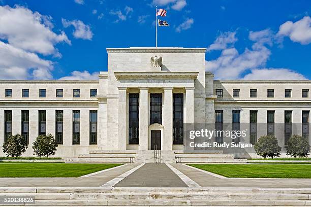 federal reserve building in washington, dc - zentralbank stock-fotos und bilder