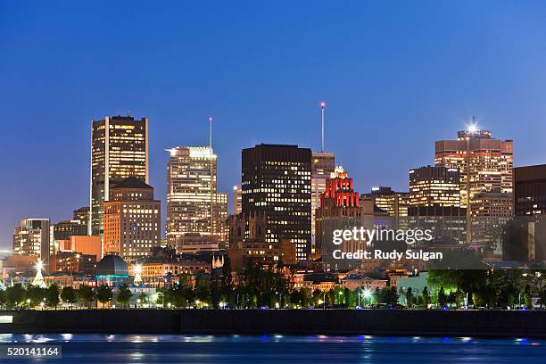 downtown montreal along the st. lawrence river at night - montréal stock-fotos und bilder