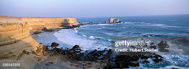 la portada sea stacks along chilean coastline - antofagasta fotografías e imágenes de stock