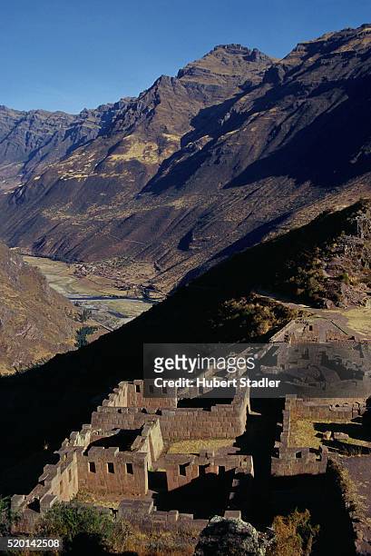 inca temple in the sacred valley - vilcabamba peru stockfoto's en -beelden