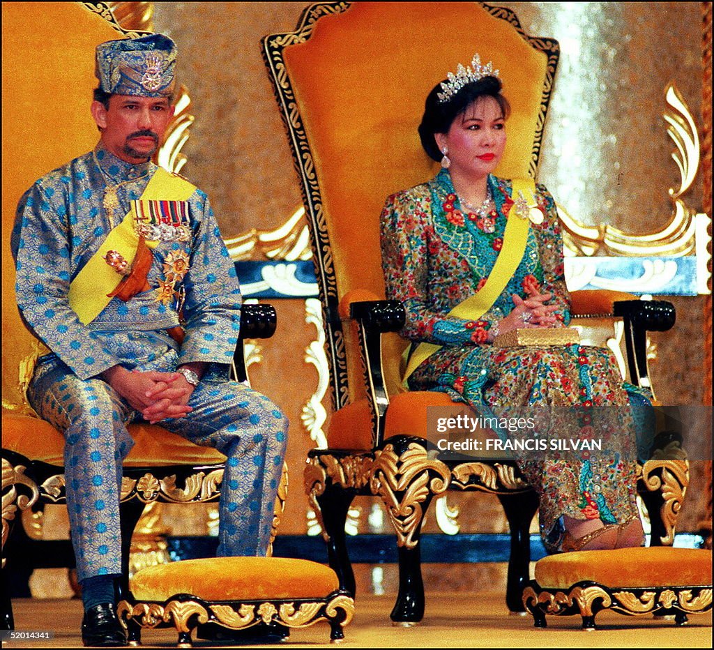 The Sultan of Brunei, Hassanal Bolkiah (l) and Que