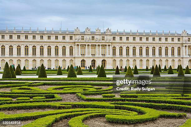 versailles palace and gardens - versailles photos et images de collection