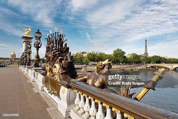 pont alexandre-iii - barrio de los campos elíseos fotografías e imágenes de stock