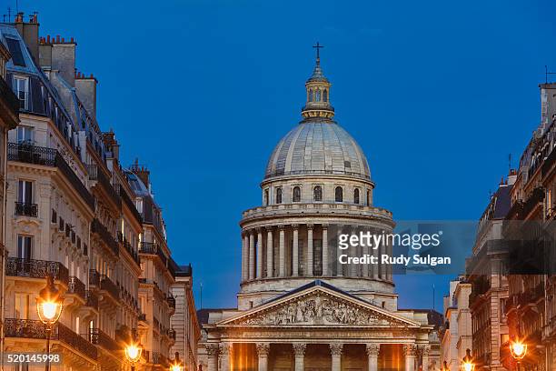 dome of pantheon in paris - panthéon photos et images de collection