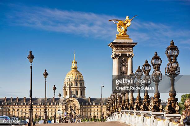 pont alexandre-iii and dome des invalides - bairro dos inválidos - fotografias e filmes do acervo