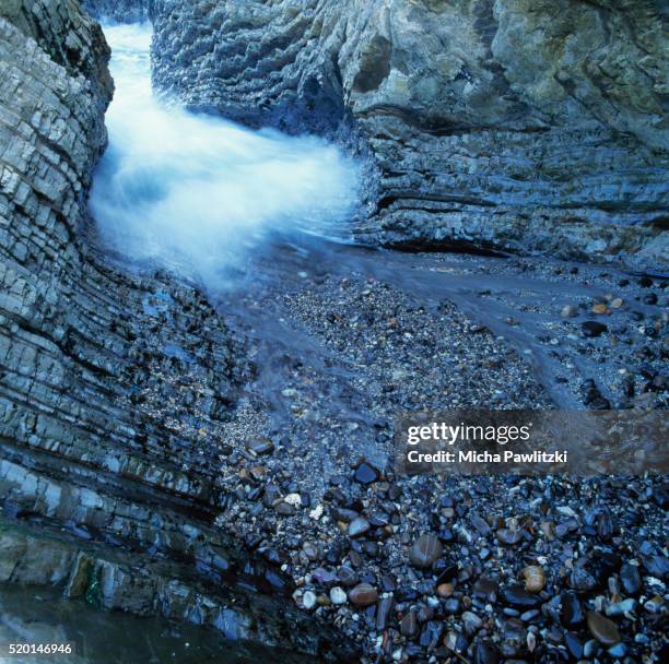 ocean tide by rock formations - parque estatal de montaña de oro fotografías e imágenes de stock