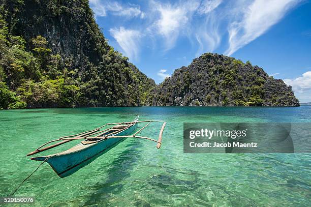 outrigger boat on coron island - philippinen stock-fotos und bilder