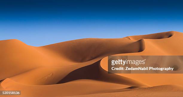 golden silky sahara sand dunes - in aménas stock pictures, royalty-free photos & images