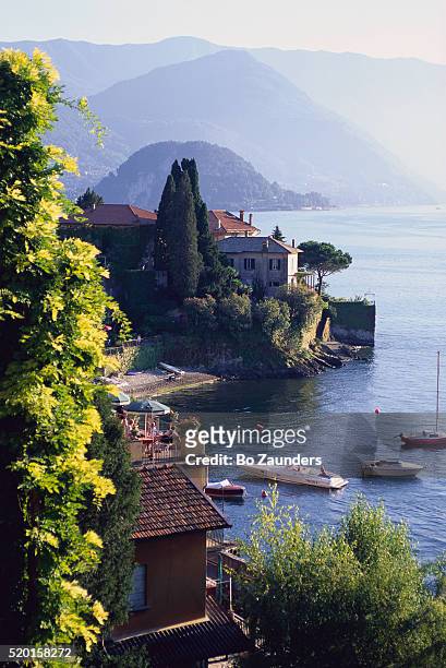 homes along lake como - como italia stock pictures, royalty-free photos & images