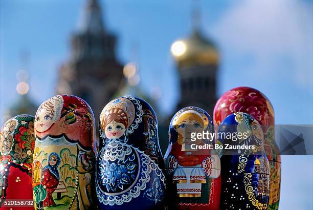 nesting dolls and the church of the resurrection of christ - st petersburg russia bildbanksfoton och bilder