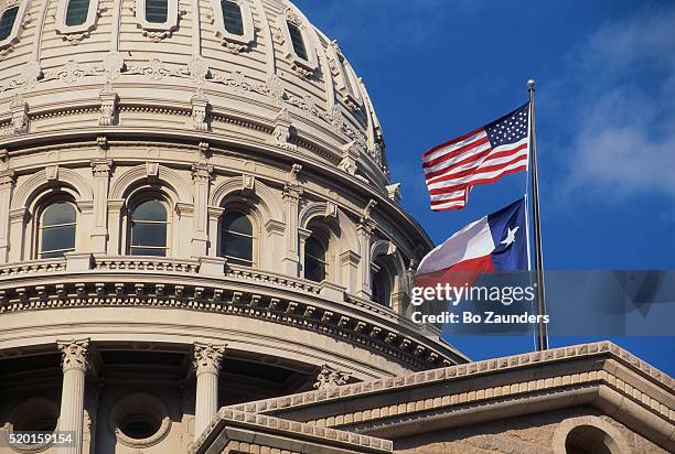 texas state capitol dome and flags - texas fotografías e imágenes de stock