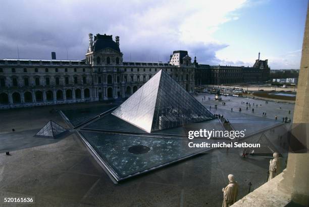 pyramid at musee du louvre entrance - pyramide du louvre photos et images de collection