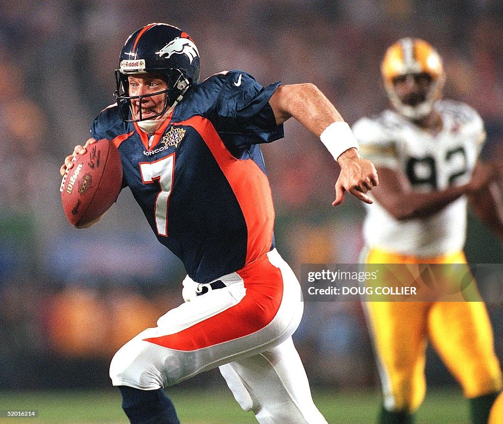 Denver Broncos quarterback John Elway (L) scramble