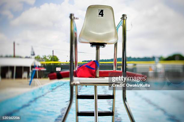 lifeguard tower at swimming pool - buitenbad stockfoto's en -beelden