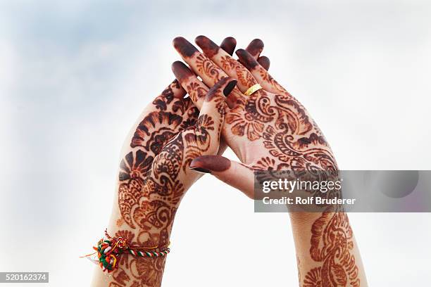 mehndi decoration on bride's hands - hennatätowierung stock-fotos und bilder