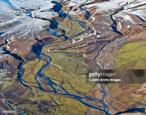 aerial of riverbeds with moss and mountains, emstrur area. iceland - katla volcano stockfoto's en -beelden