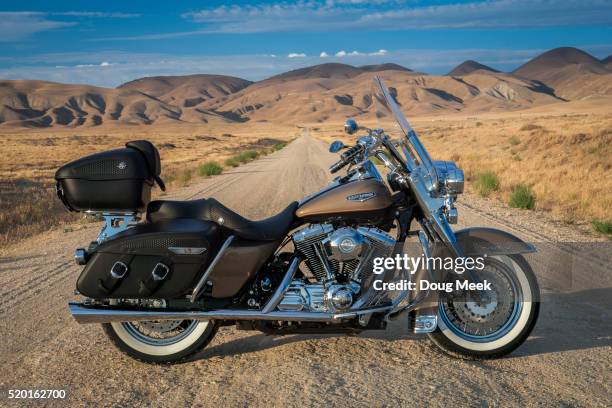 harley on dirt road, carrizo plain national monument, california - harley davidson stockfoto's en -beelden