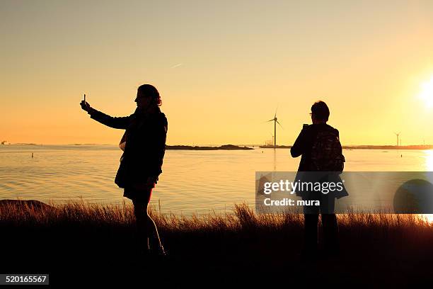 selfie en la puesta de sol - condado de västra götaland fotografías e imágenes de stock