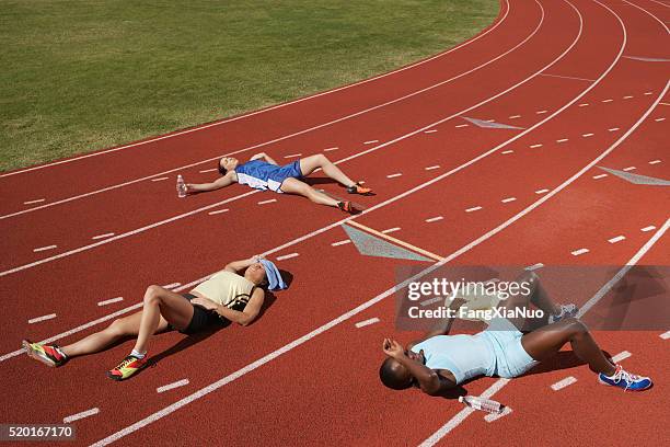 exhausted runners on track - defeat 個照片及圖片檔