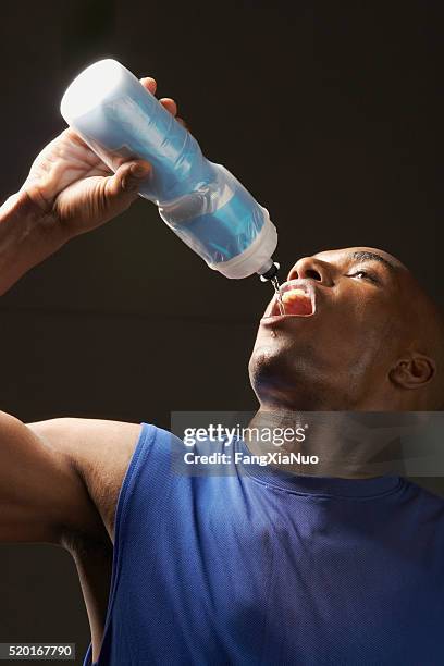 sportlerin trinkwasser - pouring softdrink stock-fotos und bilder