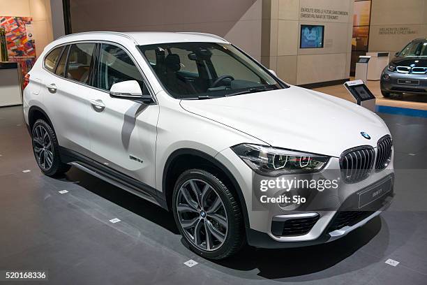 bmw x1 luxury compact suv - luxeauto stockfoto's en -beelden