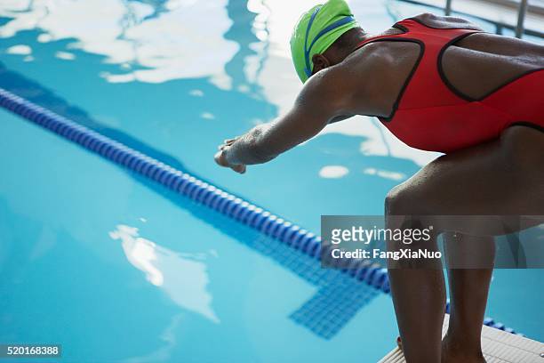 swimmer on a starting block - divisória de pista imagens e fotografias de stock