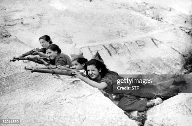 Picture taken during the Spanish Civil War in the late 30s of Republican women shooting during a military exercice in an unidentified place.